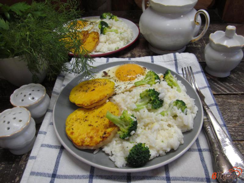 Фото приготовление рецепта: Рис с брокколи и жареной тыквой шаг №5