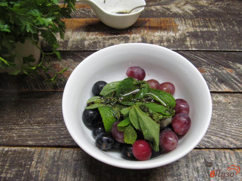 Фото приготовление рецепта: Сырный салат с виноградом и сладкой тыквой шаг №2