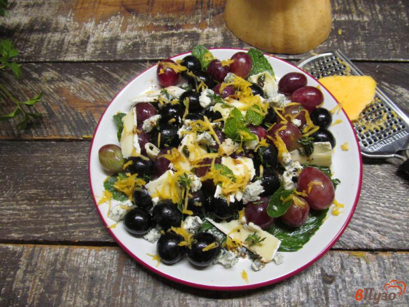 Фото приготовление рецепта: Сырный салат с виноградом и сладкой тыквой шаг №4