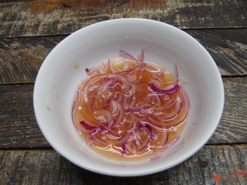 Фото приготовление рецепта: Салат с консервированным тунцом с фасолью и кабачком шаг №1