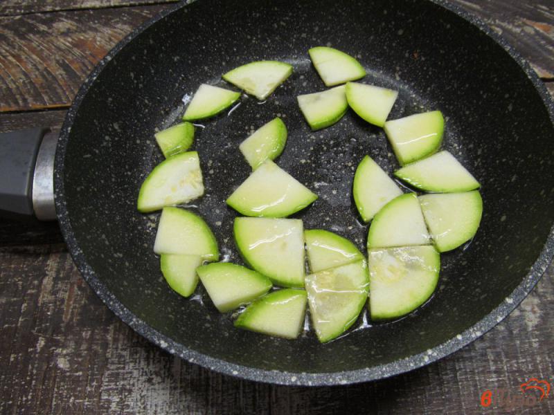 Фото приготовление рецепта: Салат с консервированным тунцом с фасолью и кабачком шаг №4