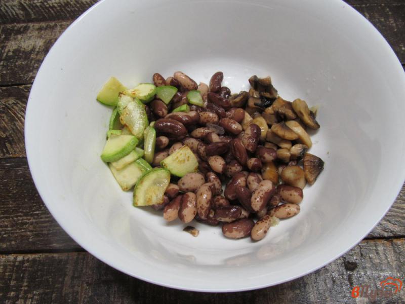 Фото приготовление рецепта: Салат с консервированным тунцом с фасолью и кабачком шаг №5