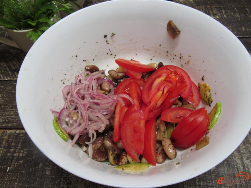 Фото приготовление рецепта: Салат с консервированным тунцом с фасолью и кабачком шаг №6
