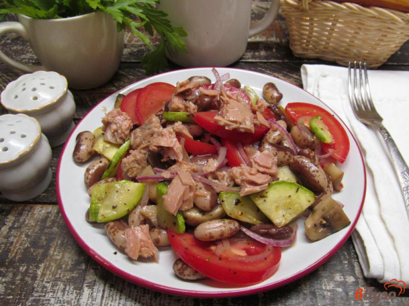 Фото приготовление рецепта: Салат с консервированным тунцом с фасолью и кабачком шаг №7