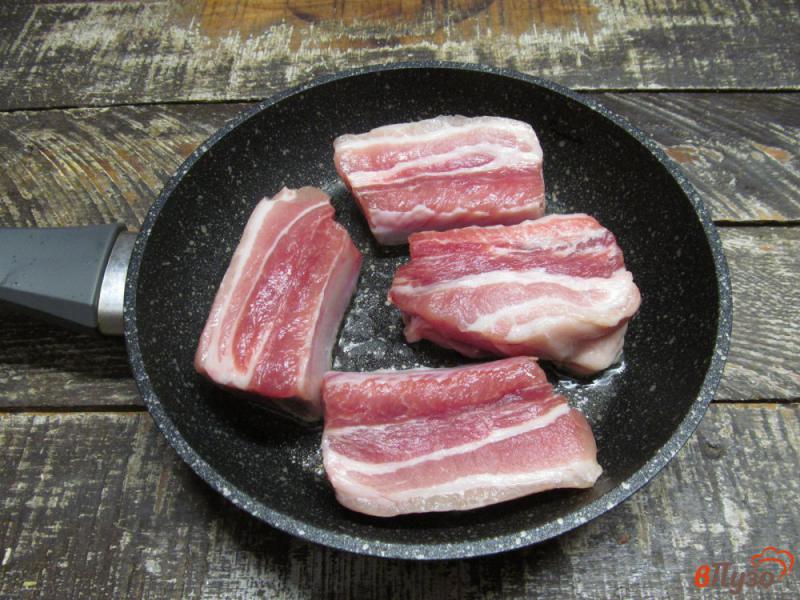 Фото приготовление рецепта: Свиные ребра с овощами в сковороде шаг №1
