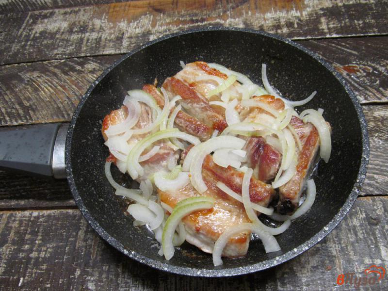 Фото приготовление рецепта: Свиные ребра с овощами в сковороде шаг №2