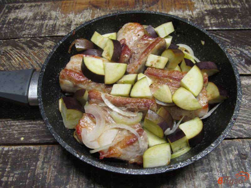 Фото приготовление рецепта: Свиные ребра с овощами в сковороде шаг №3