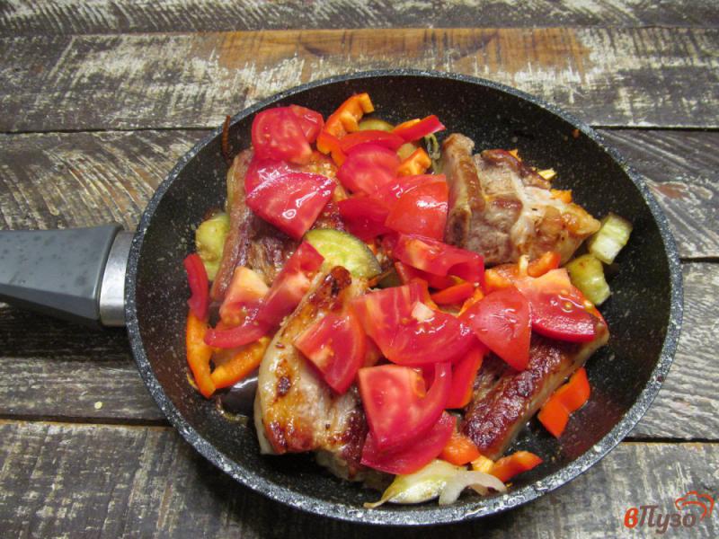 Фото приготовление рецепта: Свиные ребра с овощами в сковороде шаг №5