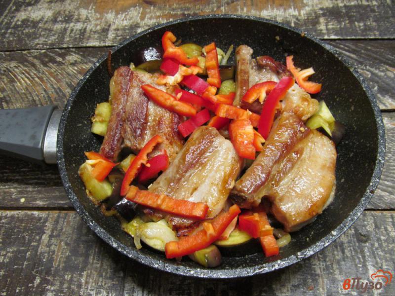 Фото приготовление рецепта: Свиные ребра с овощами в сковороде шаг №4