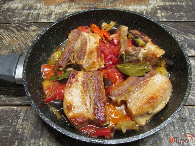 Фото приготовление рецепта: Свиные ребра с овощами в сковороде шаг №6