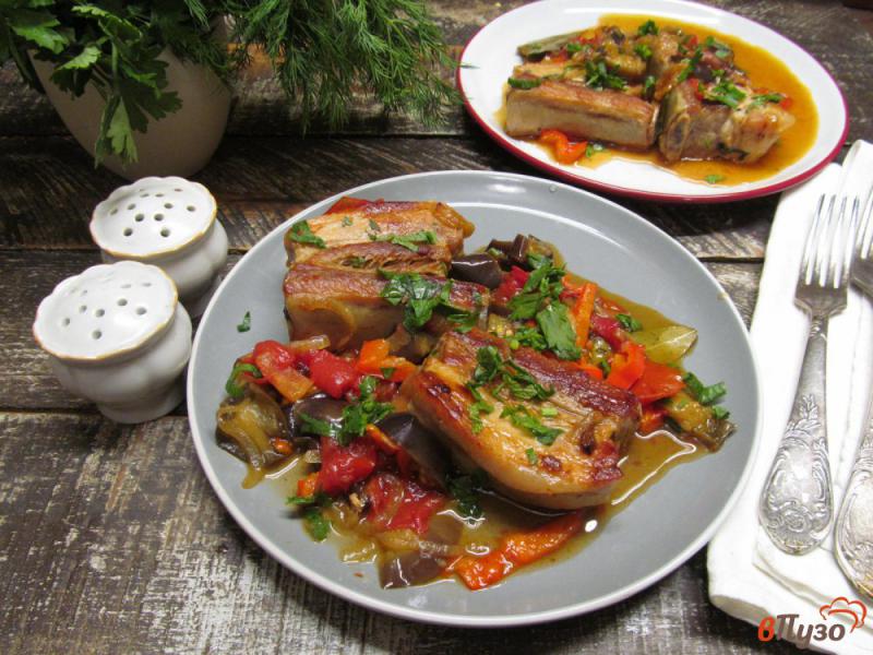 Фото приготовление рецепта: Свиные ребра с овощами в сковороде шаг №8