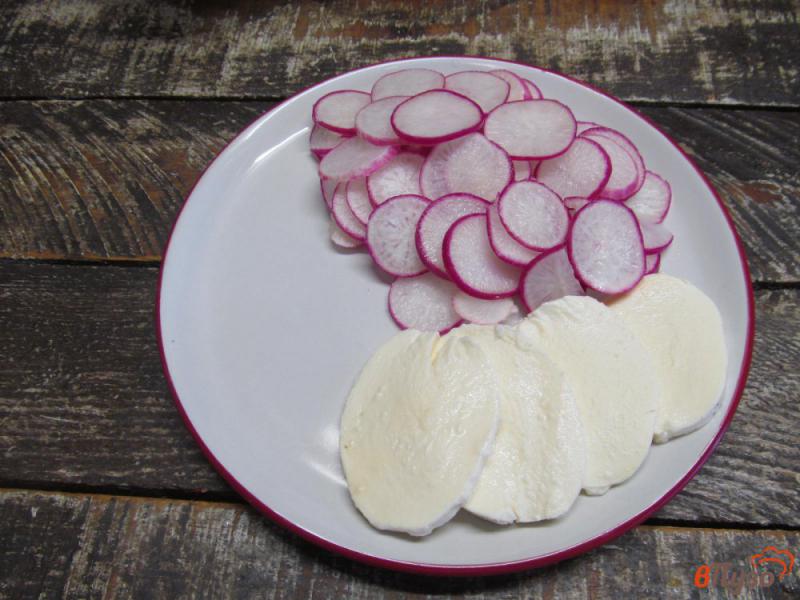 Фото приготовление рецепта: Салат из редиски с фасолью и моцареллой шаг №3