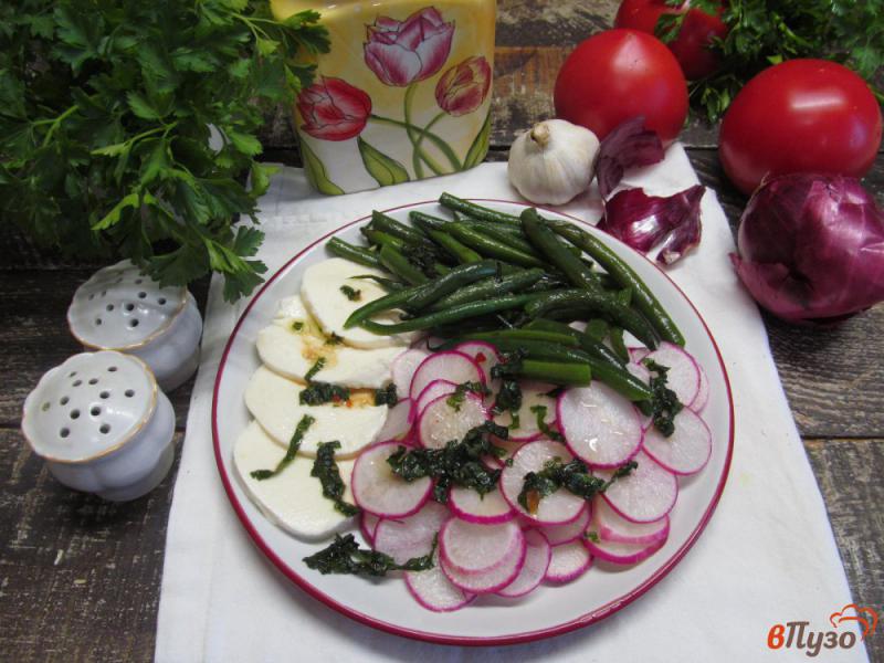 Фото приготовление рецепта: Салат из редиски с фасолью и моцареллой шаг №5