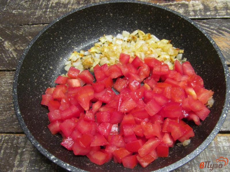 Фото приготовление рецепта: Пицца с баклажаном и грибами с томатным соусом шаг №3