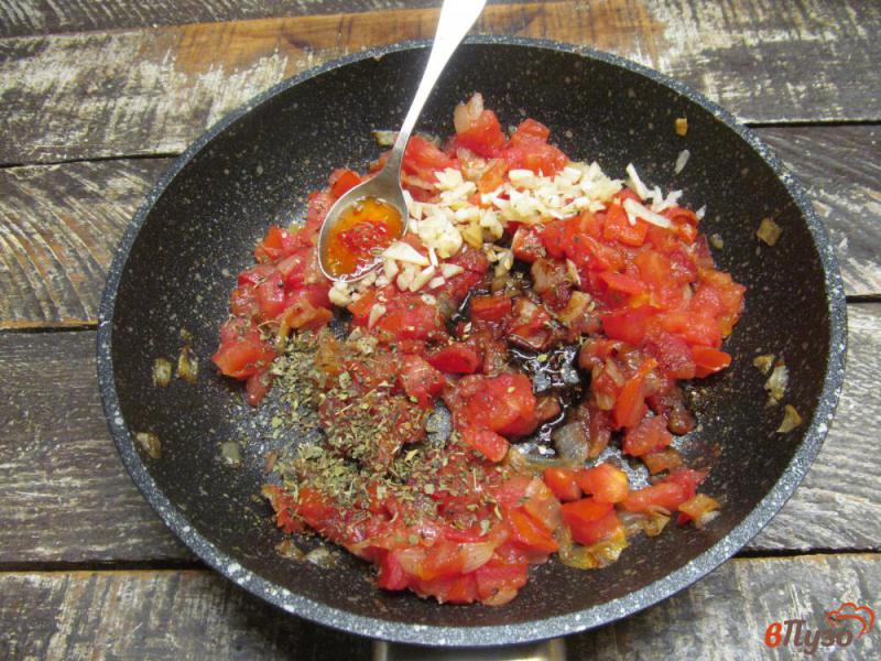 Фото приготовление рецепта: Пицца с баклажаном и грибами с томатным соусом шаг №4