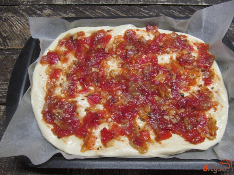 Фото приготовление рецепта: Пицца с баклажаном и грибами с томатным соусом шаг №8
