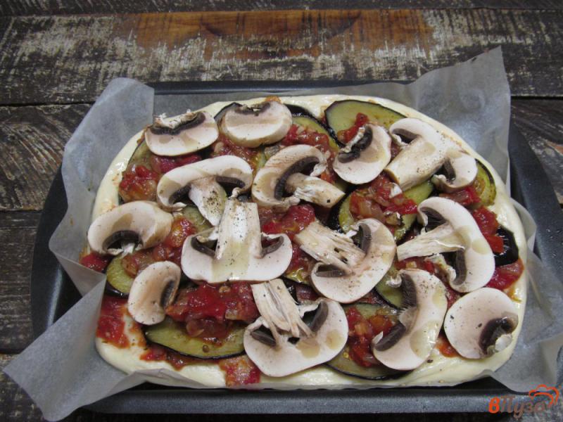 Фото приготовление рецепта: Пицца с баклажаном и грибами с томатным соусом шаг №10