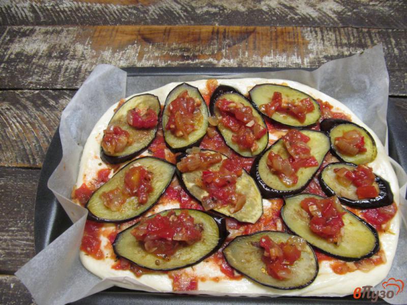 Фото приготовление рецепта: Пицца с баклажаном и грибами с томатным соусом шаг №9