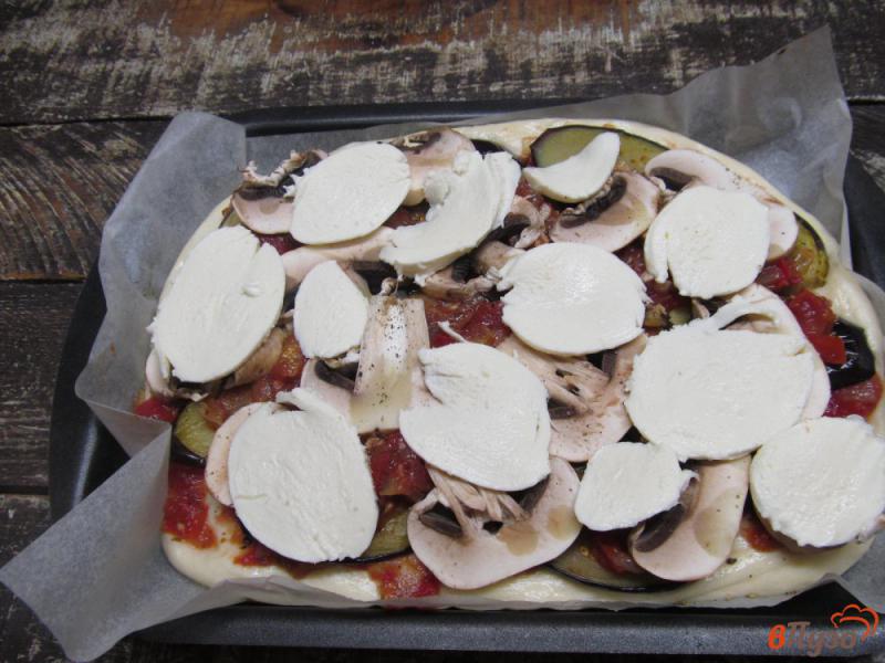 Фото приготовление рецепта: Пицца с баклажаном и грибами с томатным соусом шаг №11