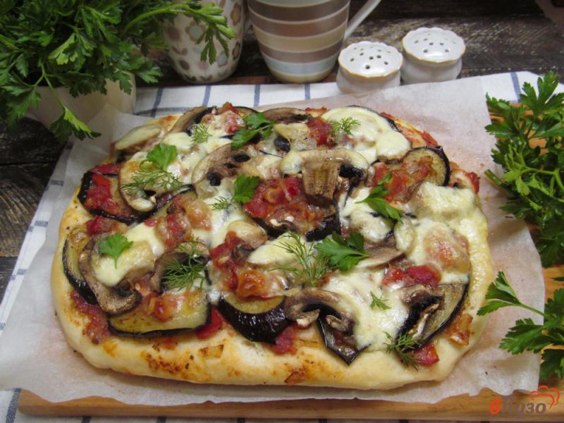 Фото приготовление рецепта: Пицца с баклажаном и грибами с томатным соусом шаг №13