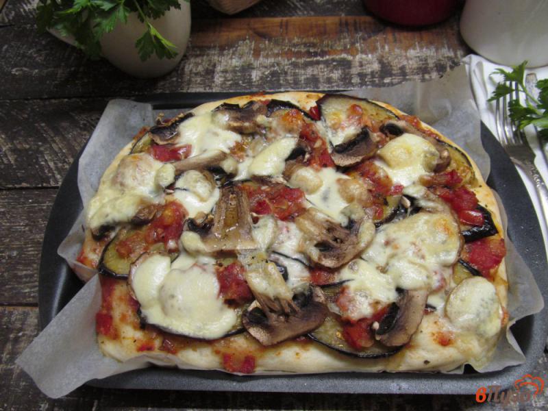 Фото приготовление рецепта: Пицца с баклажаном и грибами с томатным соусом шаг №12