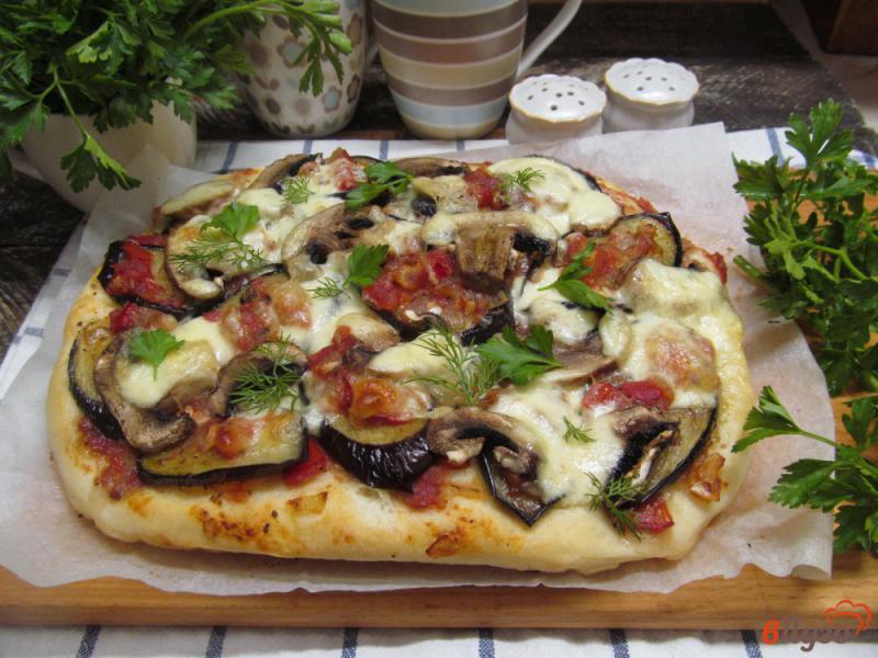Фото приготовление рецепта: Пицца с баклажаном и грибами с томатным соусом шаг №14