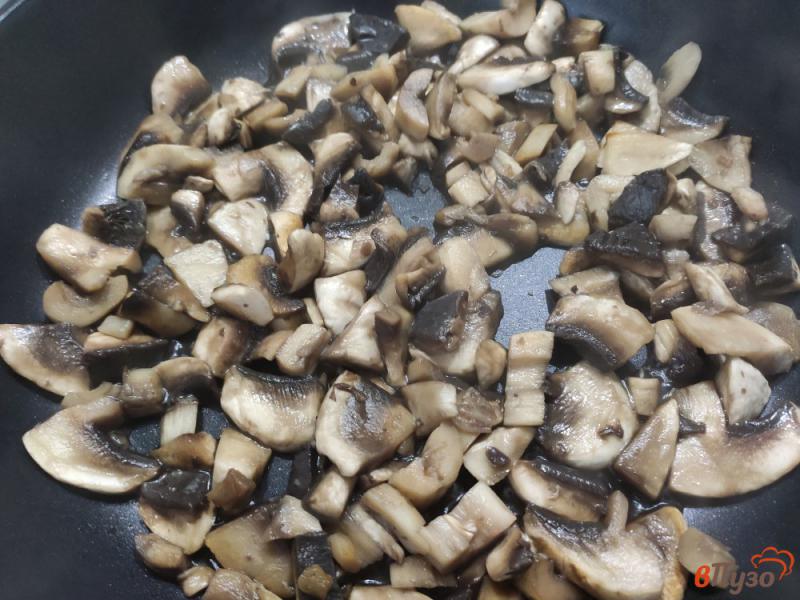Фото приготовление рецепта: Борщ с фасолью и грибами шаг №5