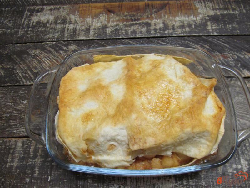 Фото приготовление рецепта: Перевернутый пирог с яблоком шаг №9
