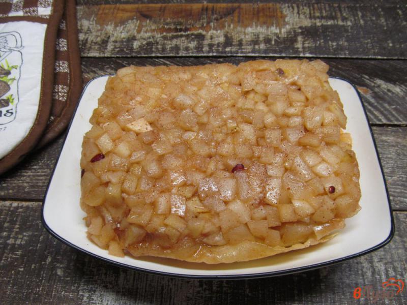 Фото приготовление рецепта: Перевернутый пирог с яблоком шаг №10