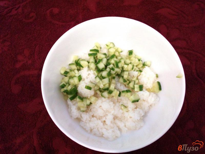 Фото приготовление рецепта: Рисово-рыбный салат с консервированным горошком шаг №3