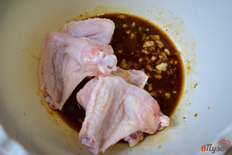 Фото приготовление рецепта: Куриные крылья в соевом соусе шаг №4