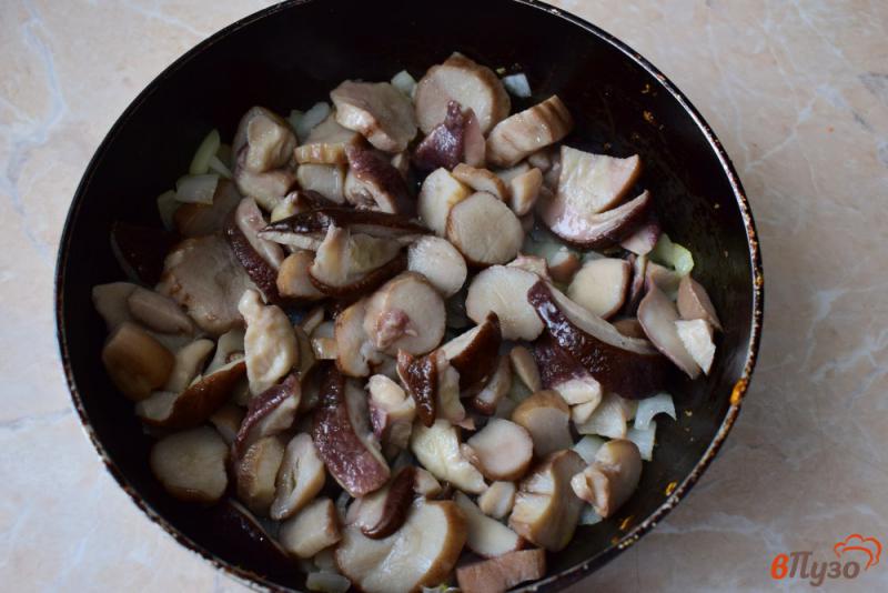 Фото приготовление рецепта: Картофельная жареха с белыми грибами шаг №2