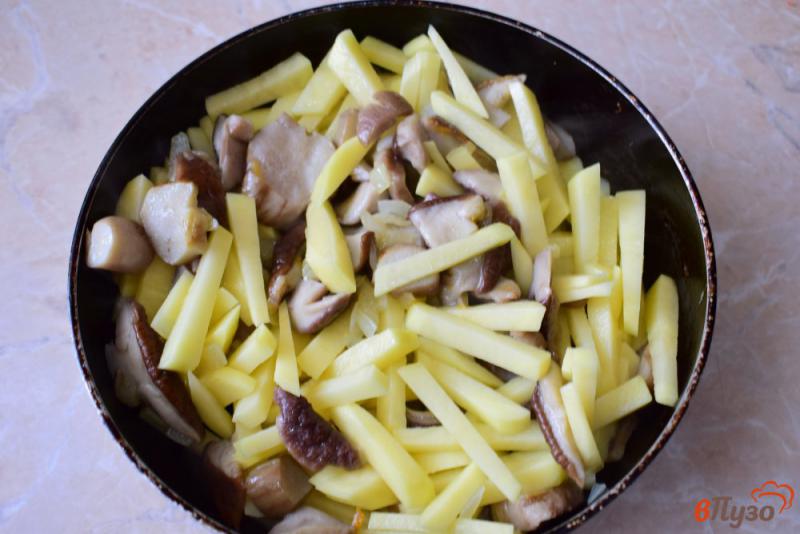 Фото приготовление рецепта: Картофельная жареха с белыми грибами шаг №4
