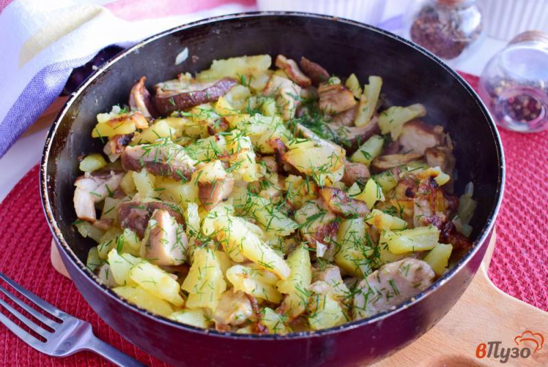 Фото приготовление рецепта: Картофельная жареха с белыми грибами шаг №6