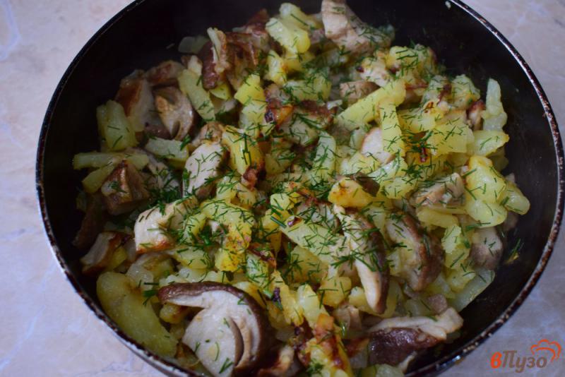 Фото приготовление рецепта: Картофельная жареха с белыми грибами шаг №5