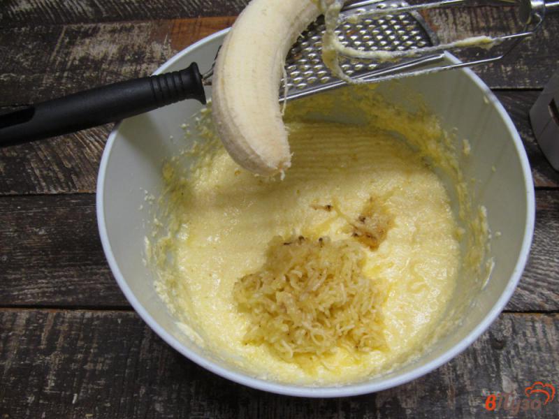 Фото приготовление рецепта: Банановый кекс с сушеной вишней шаг №4