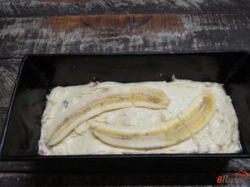 Фото приготовление рецепта: Банановый кекс с сушеной вишней шаг №7