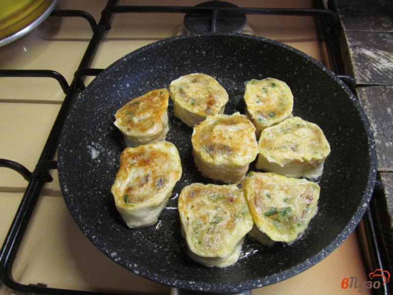 Фото приготовление рецепта: Картофельные рулетики из лаваша с грибами шаг №10