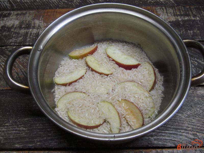 Фото приготовление рецепта: Слоеная рисовая каша с яблоком шаг №2