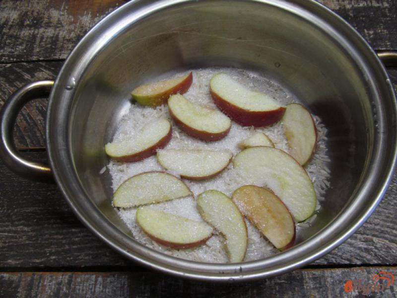 Фото приготовление рецепта: Слоеная рисовая каша с яблоком шаг №1