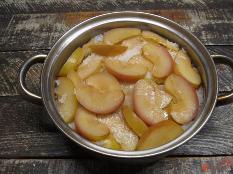Фото приготовление рецепта: Слоеная рисовая каша с яблоком шаг №5