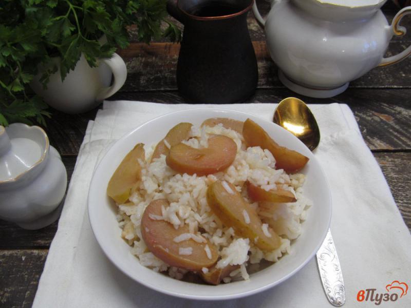 Фото приготовление рецепта: Слоеная рисовая каша с яблоком шаг №6
