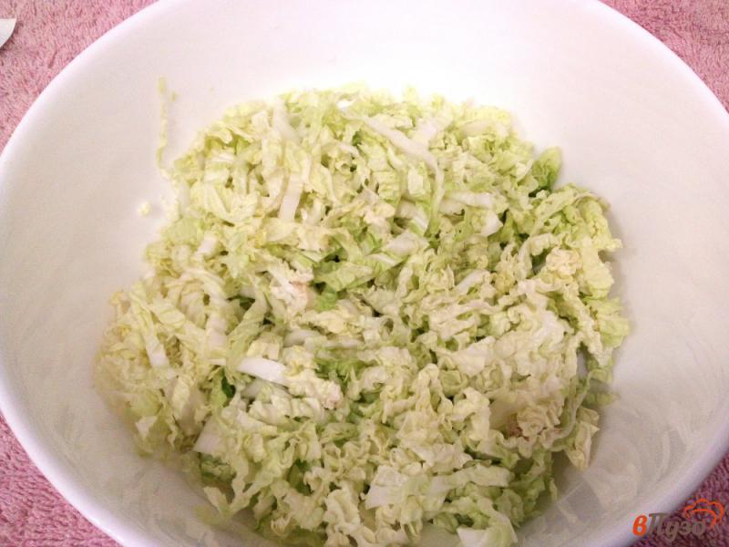 Фото приготовление рецепта: Салат с пекинской капустой кукурузой и колбасой шаг №1