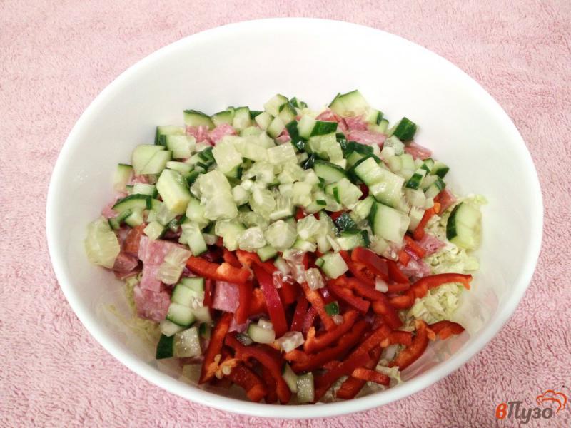 Фото приготовление рецепта: Салат с пекинской капустой кукурузой и колбасой шаг №4