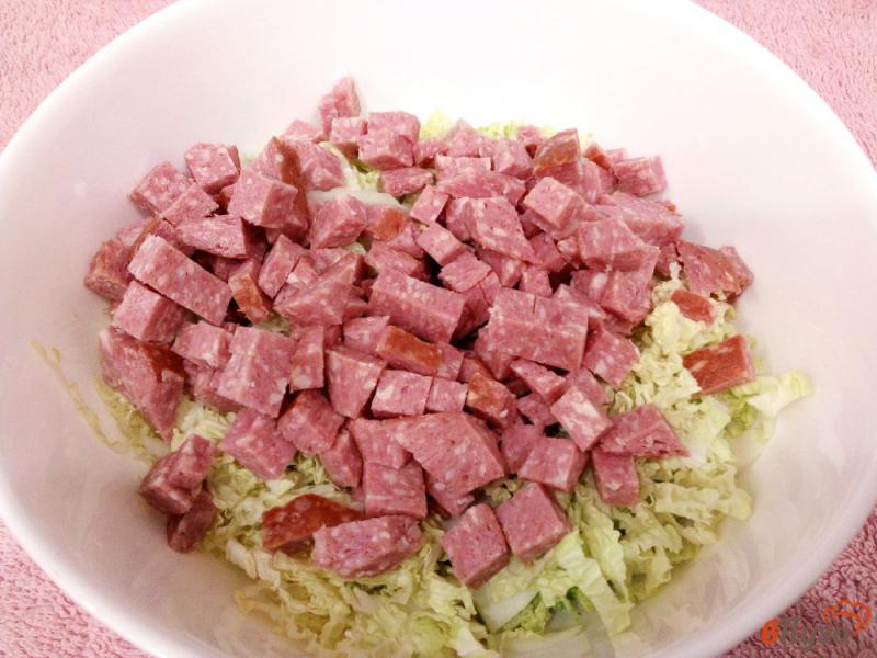 Фото приготовление рецепта: Салат с пекинской капустой кукурузой и колбасой шаг №2