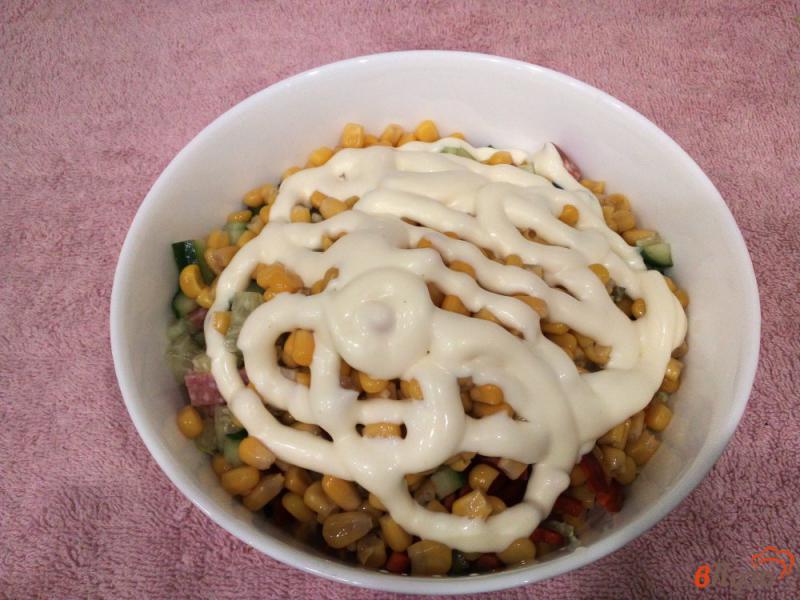 Фото приготовление рецепта: Салат с пекинской капустой кукурузой и колбасой шаг №5