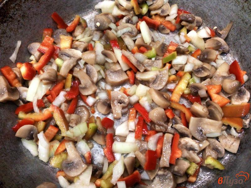 Фото приготовление рецепта: Жульен с грибами мясом и овощами шаг №5