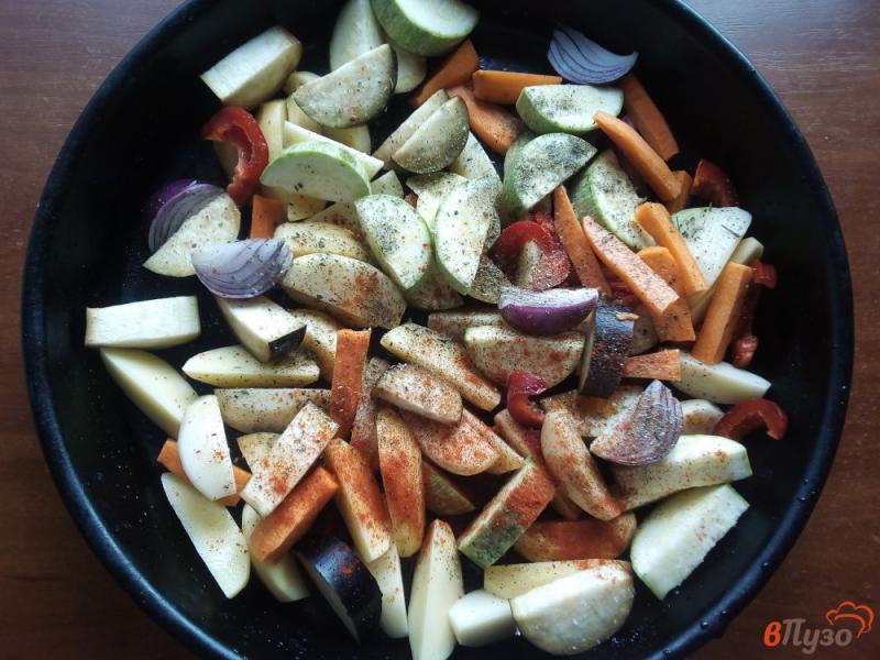 Фото приготовление рецепта: Куриные голени с овощами в духовке шаг №5