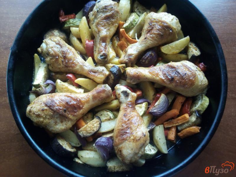Фото приготовление рецепта: Куриные голени с овощами в духовке шаг №7