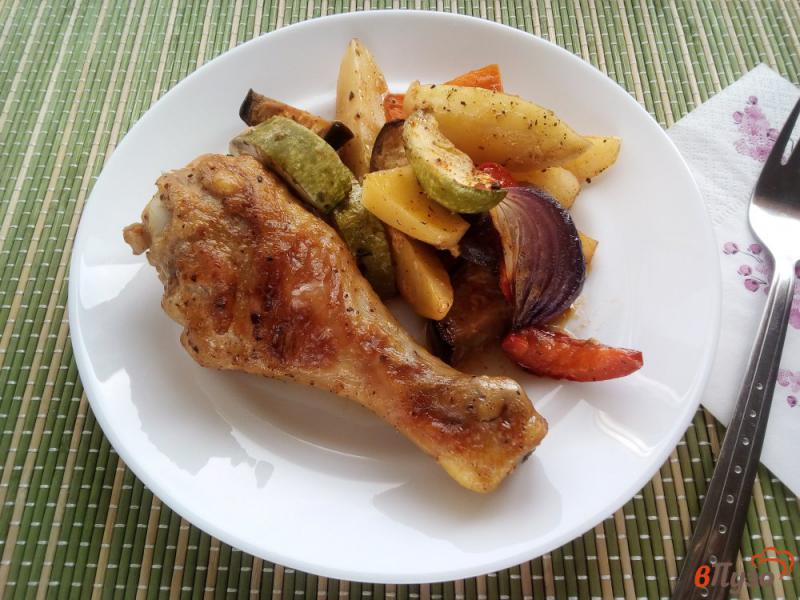 Фото приготовление рецепта: Куриные голени с овощами в духовке шаг №8